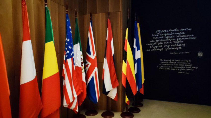 Ряд национальных флагов и цитата Альберта Эйнштейна в павильоне «АТОМ»