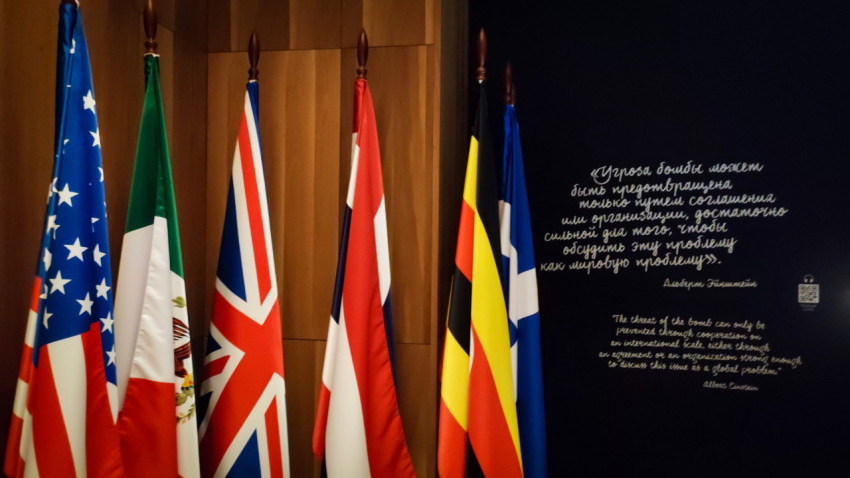 Национальные флаги и стеновая цитата в экспозиции павильона «АТОМ»