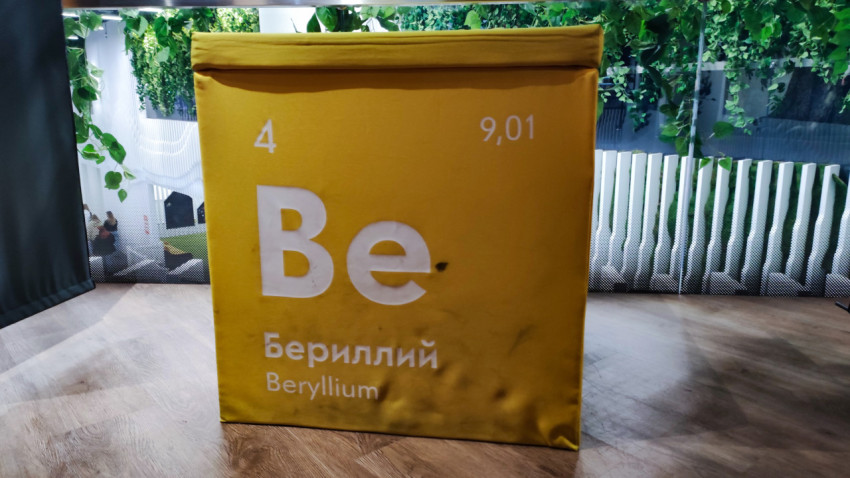Пуфик «Бериллий» в зоне отдыха павильона «АТОМ» на ВДНХ