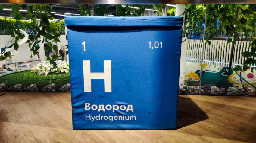 Пуфик «Водород» в интерьере павильона «АТОМ»