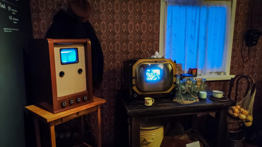 Два ретро-телевизора в стилизованной комнате советской эпохи