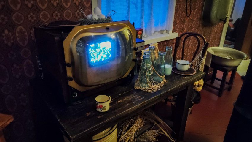Телевизор середины XX века и элементы быта в стилизованной комнате СССР