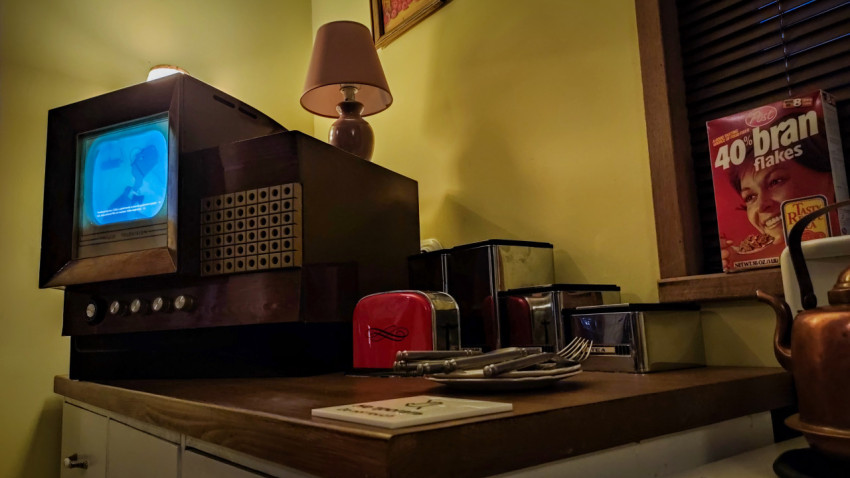 Винтажный телевизор Philco и кухонные предметы в ретроэкспозиции павильона «АТОМ»