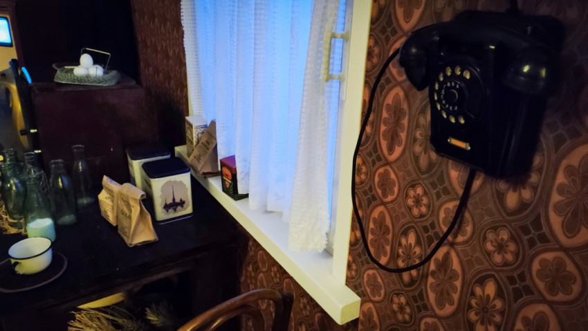 Настольные контейнеры, стеклянные бутылки и советский телефон в экспозиции павильона «АТОМ»