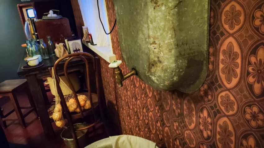 Настенная умывальная конструкция и элементы быта в экспозиции павильона «АТОМ»