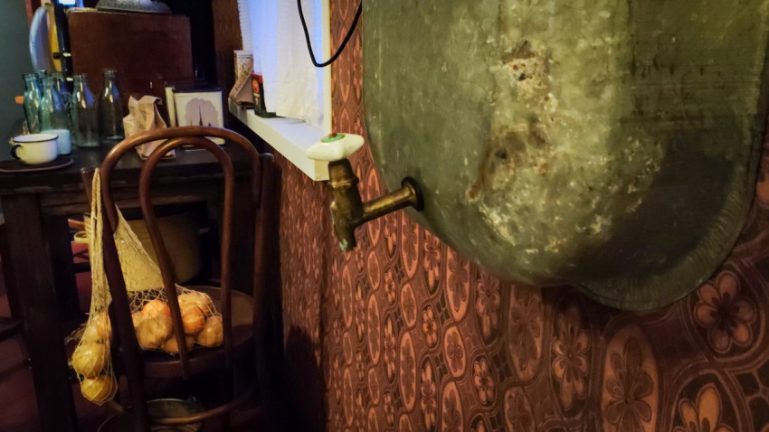 Металлический умывальник и часть кухонной зоны в исторической экспозиции павильона «АТОМ»