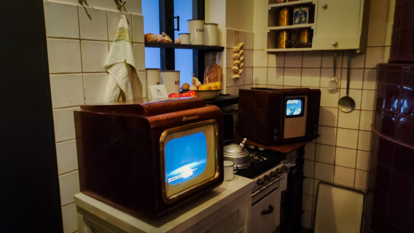 Винтажные телевизоры и кухонная утварь в реконструкции советской кухни