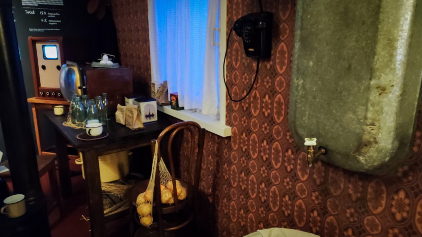 Советская кухонная зона с умывальником и ретротехникой в павильоне «АТОМ»