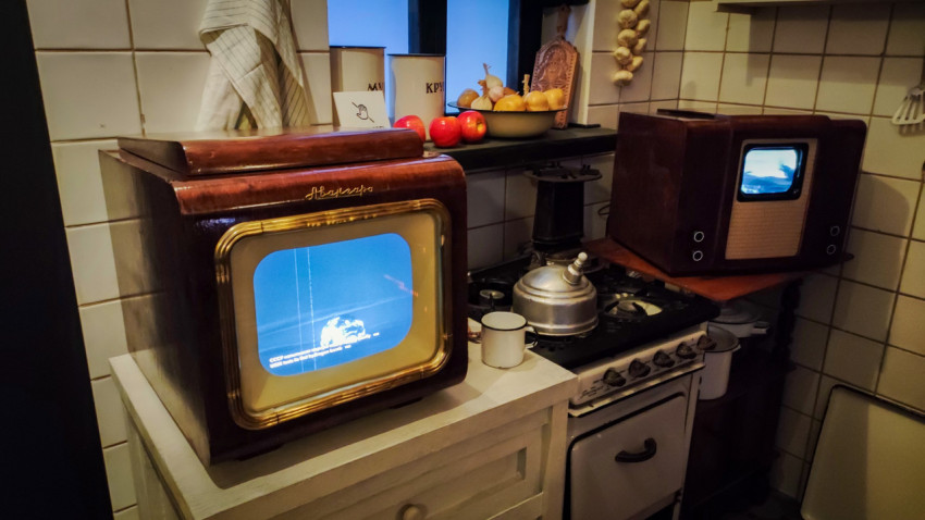 Телевизоры «Авангард» (ТЛ-1) и КВН-49 в реконструкции советской кухни павильона «АТОМ»