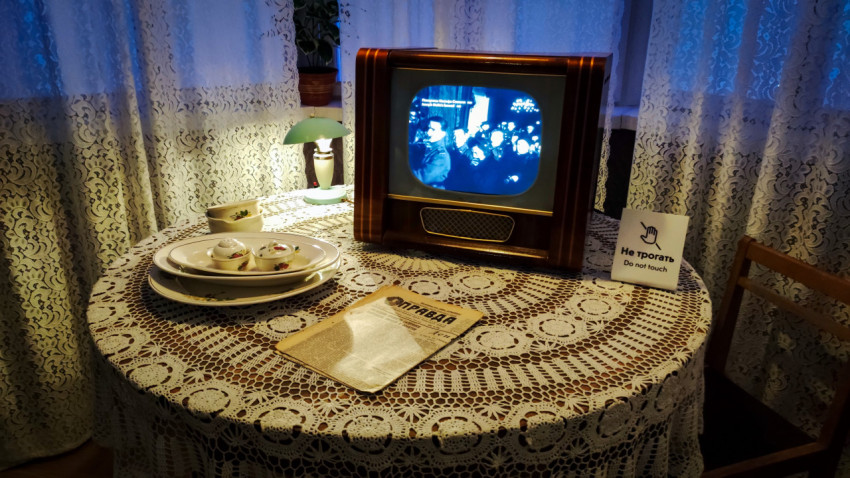 Телевизор «Рекорд» и газета «Правда» в ретро-инсталляции