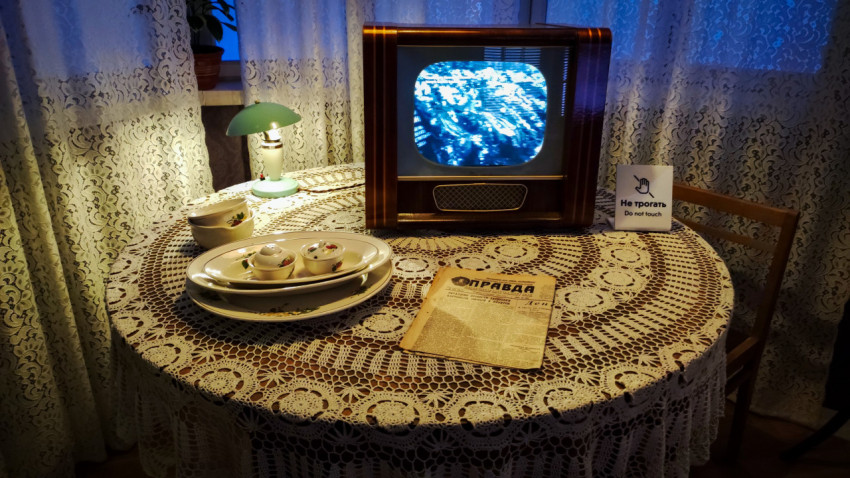 Телевизор «Рекорд» и газета «Правда» на сервированном столе