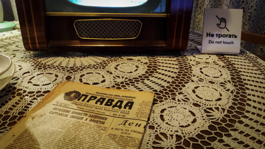 Газета «Правда» и часть корпуса телевизора «Рекорд» на кружевной скатерти