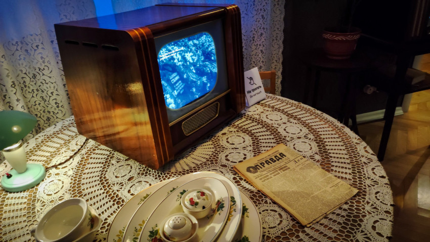 Телевизор «Рекорд» и сервированный стол с газетой в ретро-экспозиции