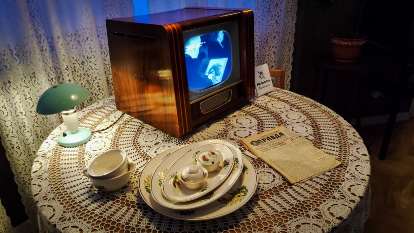 Телевизор «Рекорд» и фарфоровая посуда на столе у окна