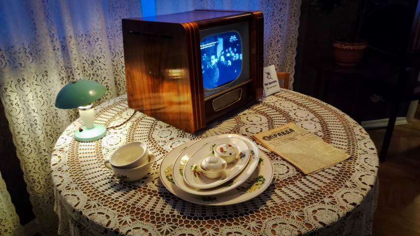 Телевизор «Рекорд» и сервировка стола с газетой «Правда»