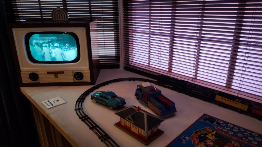 Телевизор Zenith и игрушечная железная дорога на выставочной площадке