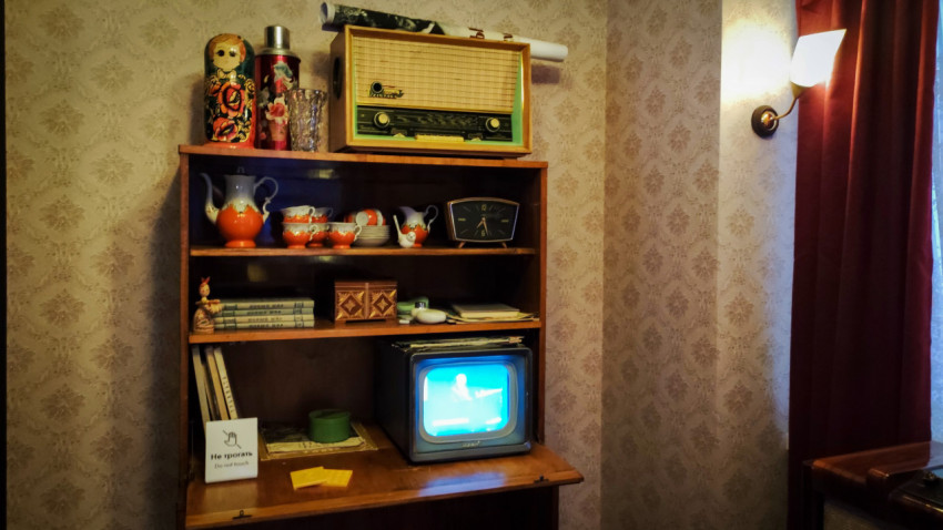 Шкаф с советской посудой и радио «Dzintars» в ретро-интерьере