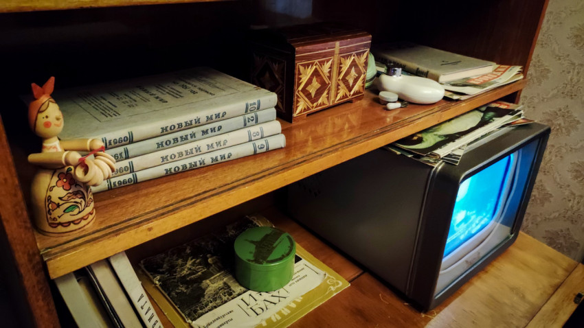 Книги журнала «Новый мир» и ретро-телевизор на полке