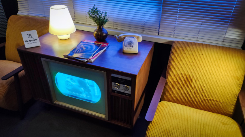 Ретро-зона 1960-х с телевизором и телефоном в павильоне «АТОМ» ВДНХ