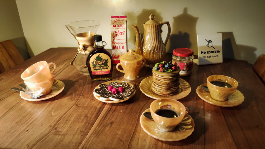 Сервированный стол с блюдами в ретро-кухне павильона «АТОМ»