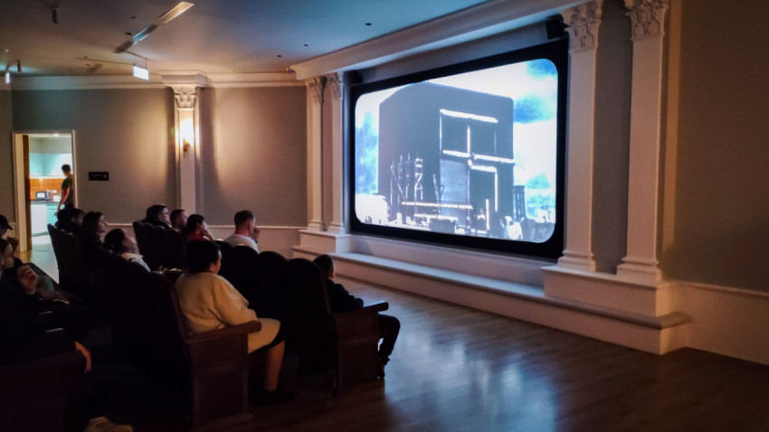 Кинозал павильона «АТОМ» с показом архивного фильма