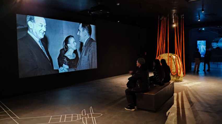 Посетители у большого экрана в экспозиции «Советский атомный проект»