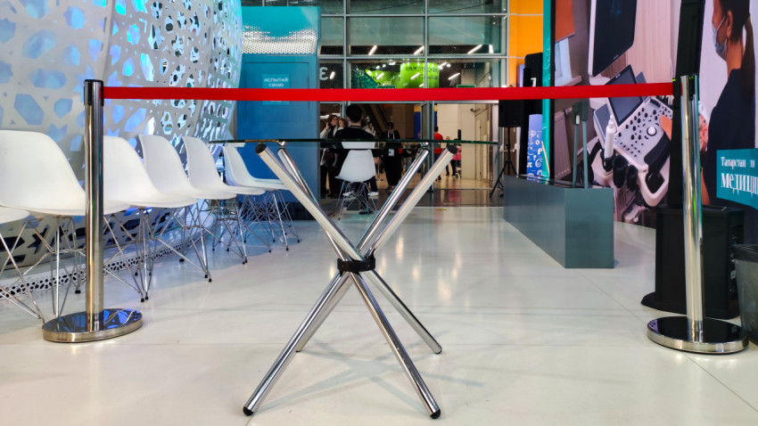 Зона ожидания со стульями и барьерной лентой на выставке