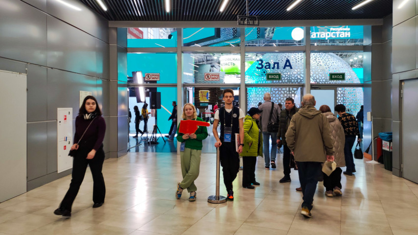 Посетители внутри павильона №75 ВДНХ на выставке «Россия»