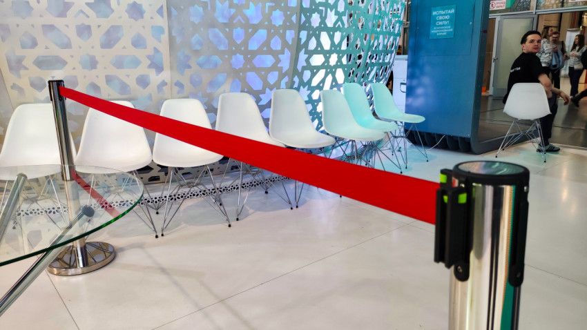 Барьерная стойка и зона ожидания с белыми стульями