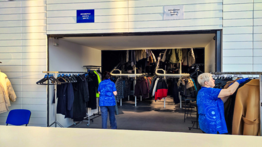 Гардеробная зона павильона «АТОМ» во время выставки «Россия»