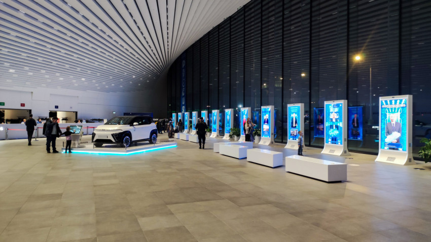 Электромобиль «Атом» и мультимедийная зона экспозиции в павильоне «АТОМ»