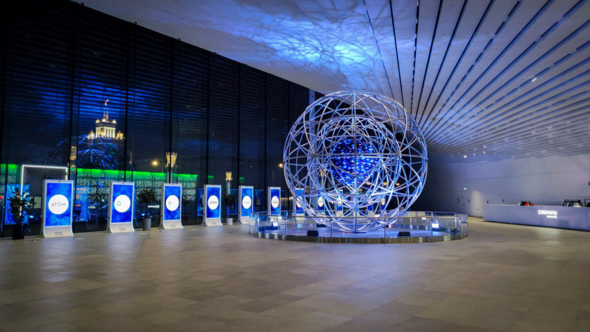 Атриум павильона «АТОМ» с крупной световой инсталляцией и видом на башню ВДНХ