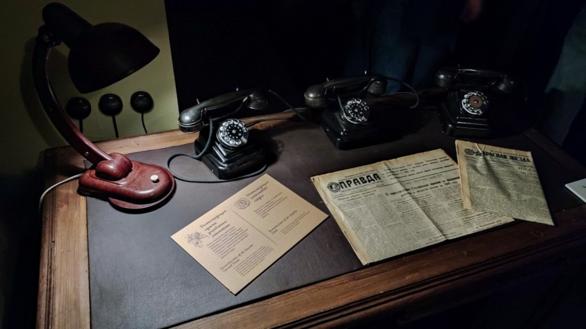 Ретро-телефоны и документы на столе исторической инсталляции