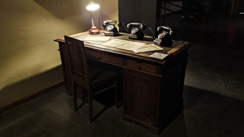 Рабочий стол с ретротелефонами и документами в экспозиции павильона «АТОМ»