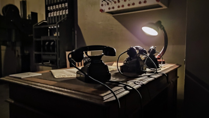 Рабочий стол с телефонами и лампой в реконструкции диспетчерской зоны комбината №817