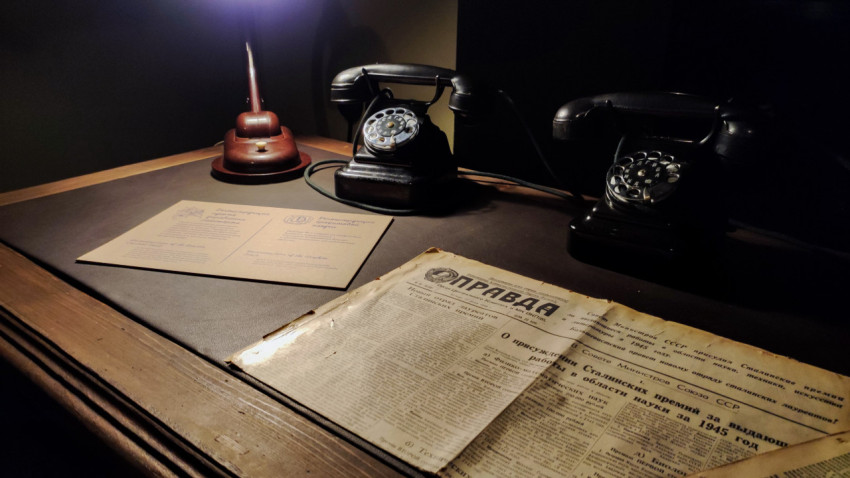 Экспозиция с газетой «Правда» и советскими телефонами в павильоне «АТОМ»