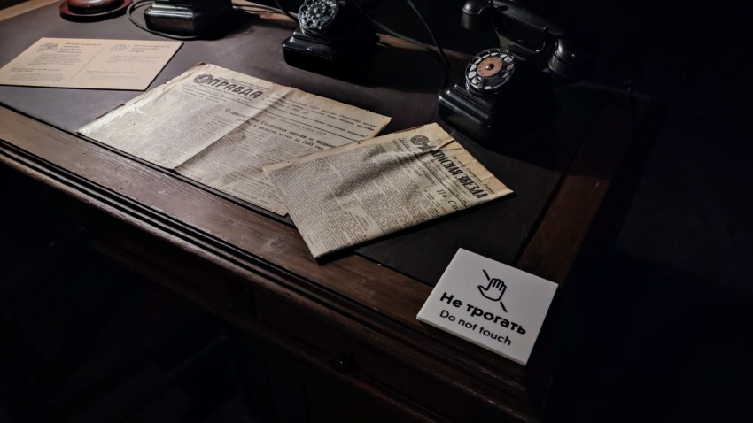 Газеты и ретротелефоны на рабочем столе диспетчерской зоны павильона «АТОМ»