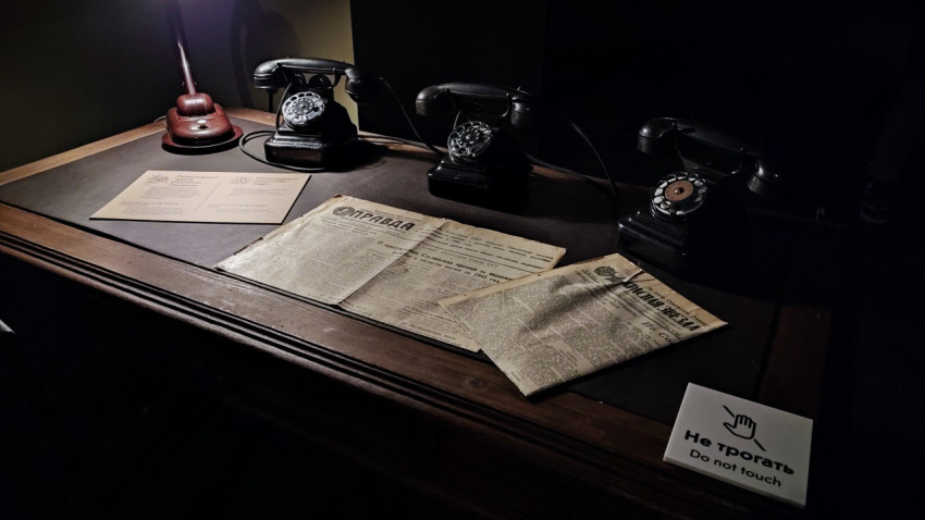 Историческая зона с газетами и телефонами в павильоне «АТОМ»