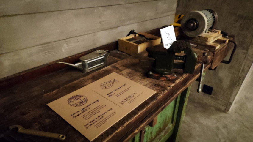 Рабочий верстак с инструментами и тисками в павильоне «Атом»