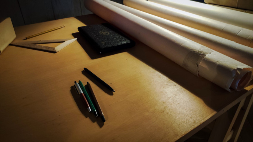 Инженерный стол с инструментами и чертежами в экспозиции павильона «Атом»