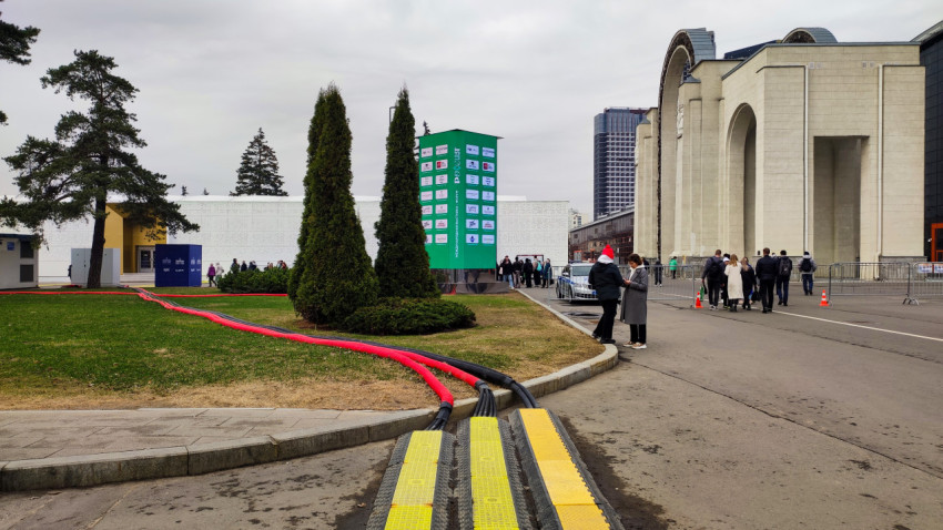 Посетители у Павильона №57 «Россия» на территории ВДНХ