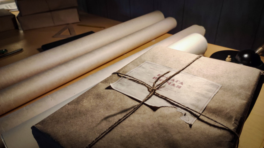 Пакет чертёжной бумаги на инженерном столе экспозиции павильона «Атом»