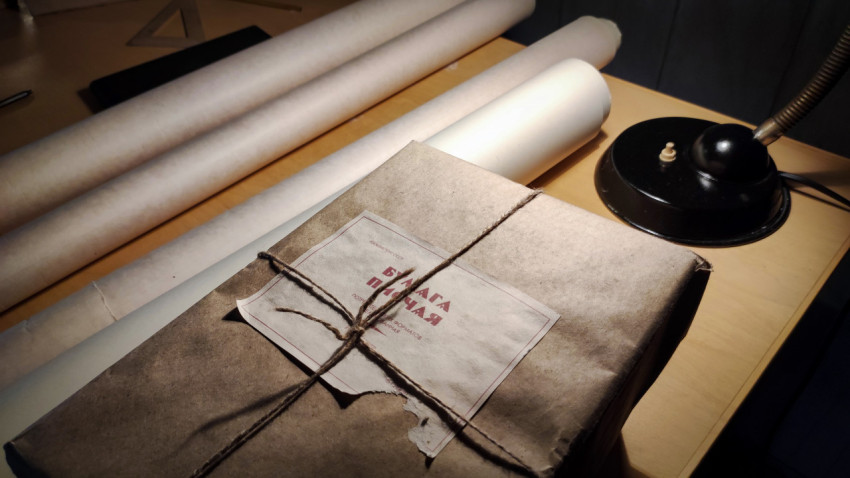 Пакет бумаги и рулоны чертежей в зоне реконструкции инженерного рабочего места