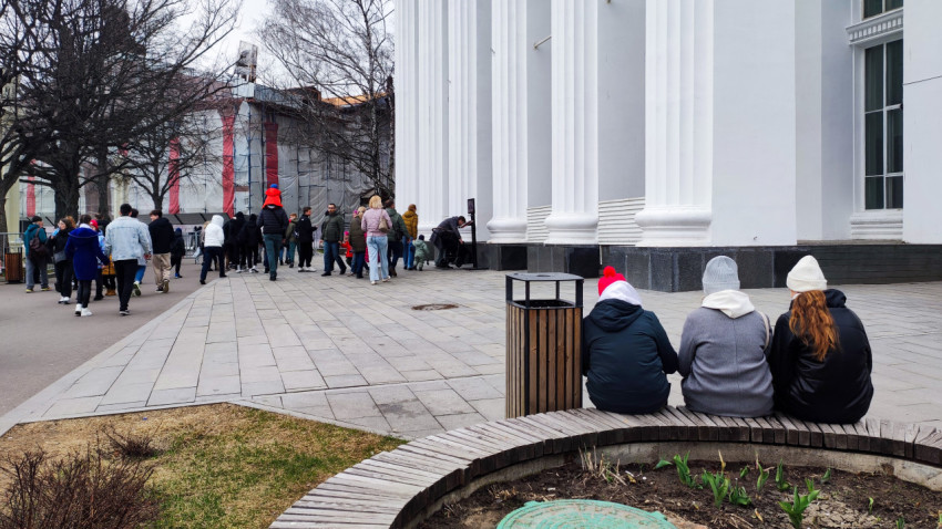 Посетители у колонн павильона ВДНХ в весенний период