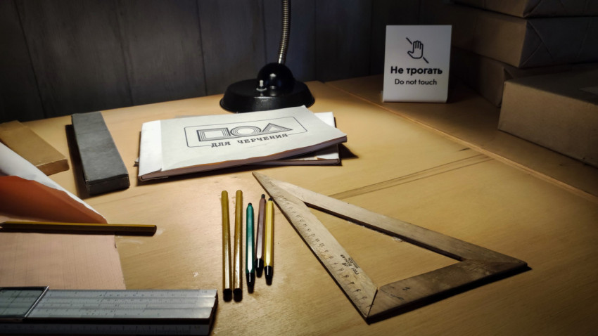 Чертёжные инструменты и тетради на рабочем столе в павильоне «Атом»