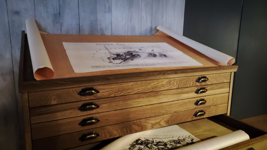 Чертёжный шкаф с развернутыми архитектурными планами в павильоне «АТОМ»