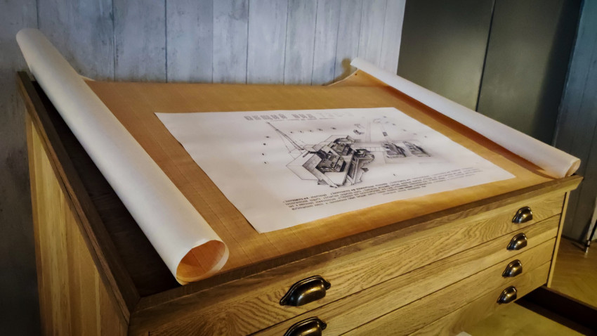 Архитектурно-технический чертёж на столешнице чертёжного шкафа