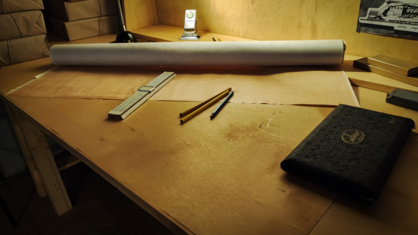 Чертёжные инструменты и калька на рабочем столе павильона «АТОМ»