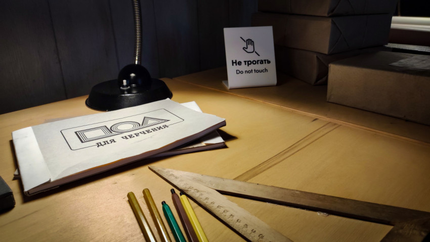 Рабочая поверхность с чертёжными материалами в павильоне «АТОМ» на ВДНХ