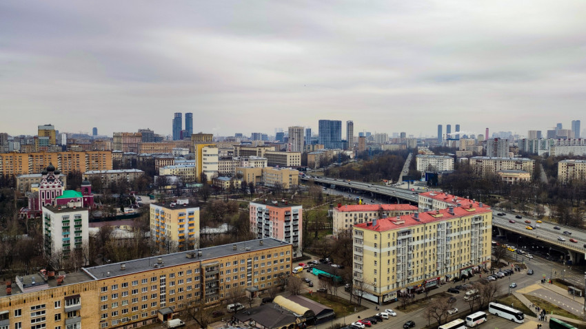 Панорама московской магистрали и кварталов с Храмом Тихвинской иконы Божией Матери